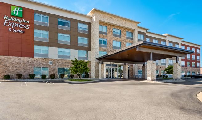 Holiday Inn Express & Suites Livonia Exterior
