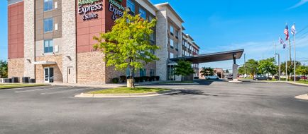 Holiday Inn Express & Suites Livonia Exterior
