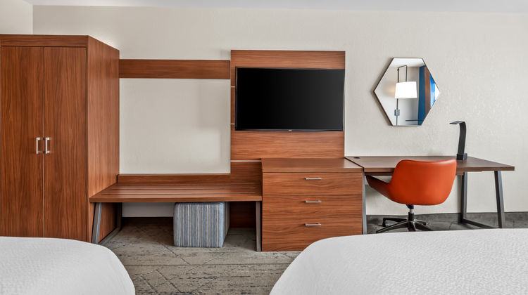 Holiday Inn Express & Suites Livonia Suite