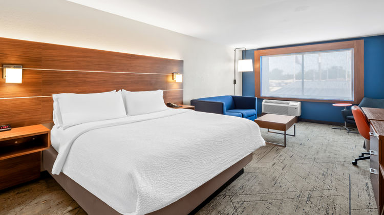 Holiday Inn Express & Suites Livonia Room