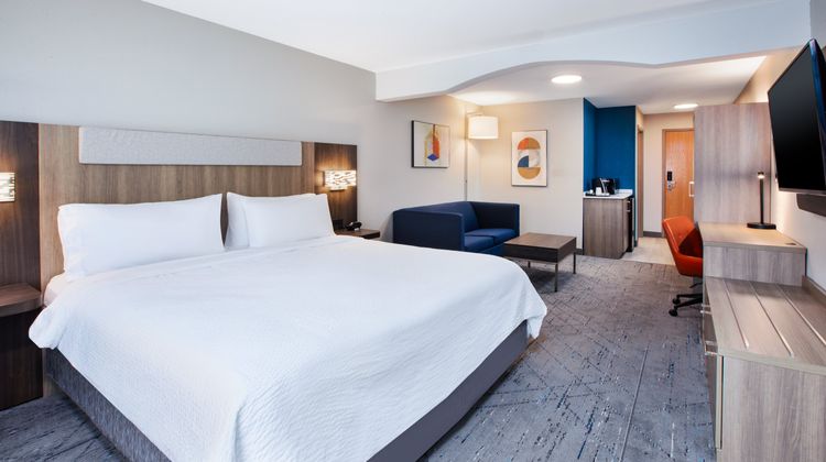 Holiday Inn Express Defiance Suite