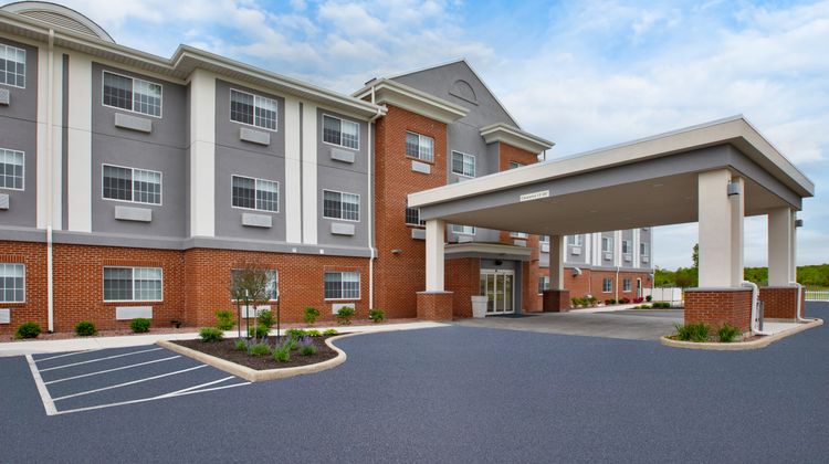 Holiday Inn Express Defiance Exterior