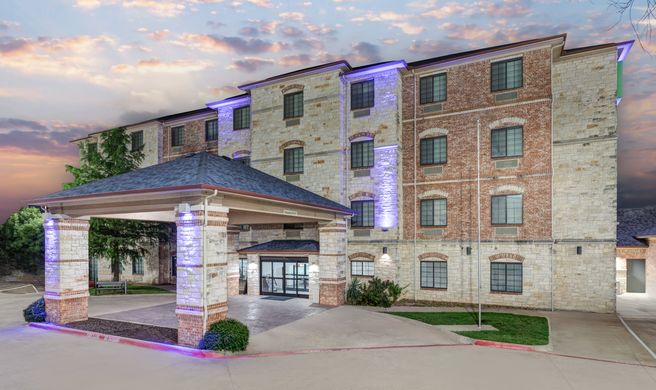 Holiday Inn Express & Suites Granbury Exterior