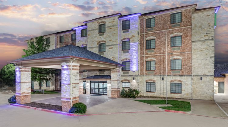 Holiday Inn Express & Suites Granbury Exterior