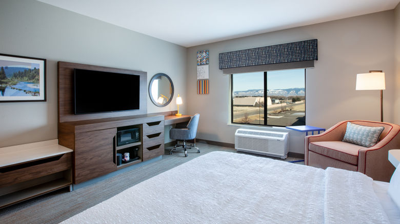 <b>Hampton inn and Suites La Grand Room</b>. Images powered by <a href="https://www.leonardoworldwide.com/" title="Leonardo Worldwide" target="_blank">Leonardo</a>.