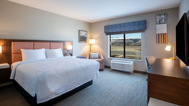 <b>Hampton inn and Suites La Grand Room</b>. Images powered by <a href="https://www.leonardoworldwide.com/" title="Leonardo Worldwide" target="_blank">Leonardo</a>.