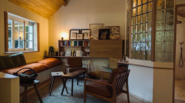 <b>La Grenouillere Hotel Suite</b>. Images powered by <a href="https://www.leonardoworldwide.com/" title="Leonardo Worldwide" target="_blank">Leonardo</a>.