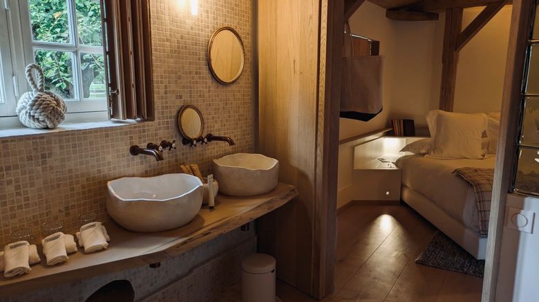<b>La Grenouillere Hotel Suite</b>. Images powered by <a href="https://www.leonardoworldwide.com/" title="Leonardo Worldwide" target="_blank">Leonardo</a>.