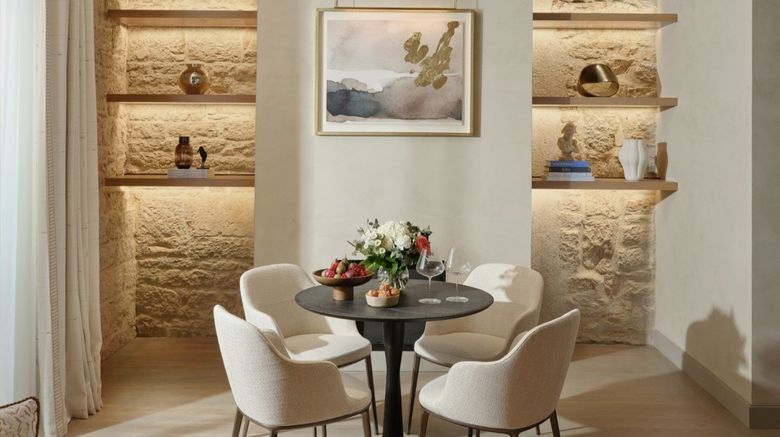 <b>Chateau de la Commaraine Suite</b>. Images powered by <a href="https://www.leonardoworldwide.com/" title="Leonardo Worldwide" target="_blank">Leonardo</a>.