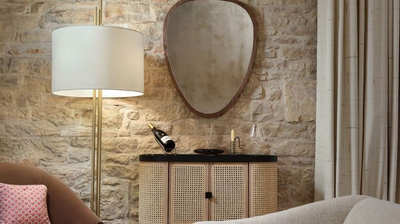 <b>Chateau de la Commaraine Suite</b>. Images powered by <a href="https://www.leonardoworldwide.com/" title="Leonardo Worldwide" target="_blank">Leonardo</a>.