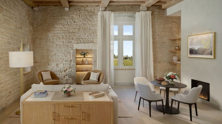 <b>Chateau de la Commaraine Suite</b>. Images powered by <a href="https://www.leonardoworldwide.com/" title="Leonardo Worldwide" target="_blank">Leonardo</a>.