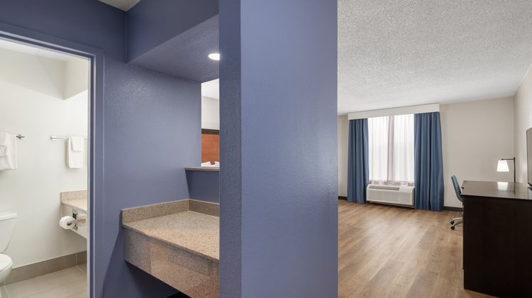 Garner Hotel Wytheville East Suite