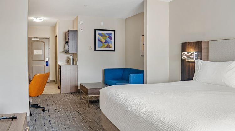Holiday Inn Express Hotel & Suites North Suite
