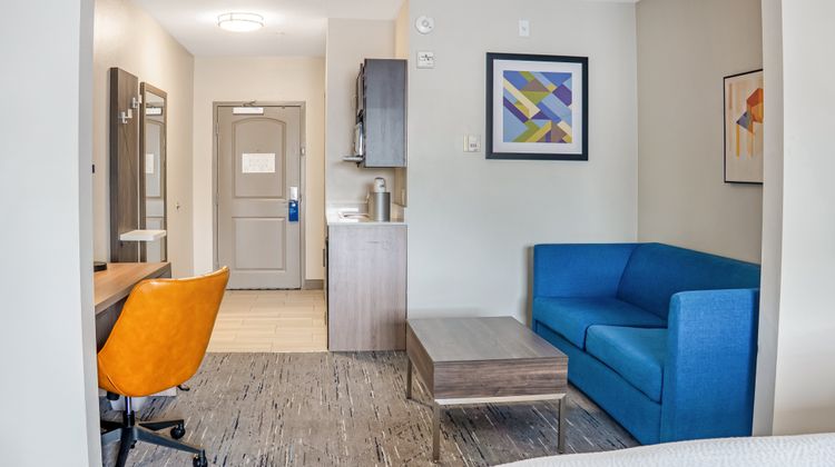 Holiday Inn Express Hotel & Suites North Suite