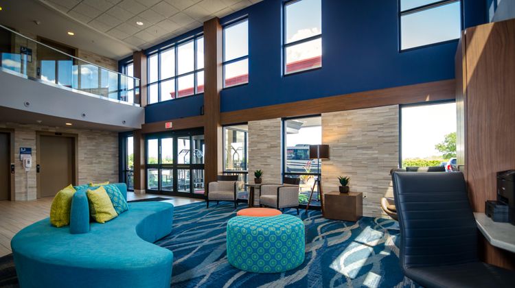 Holiday Inn & Suites Syracuse Airport Exterior