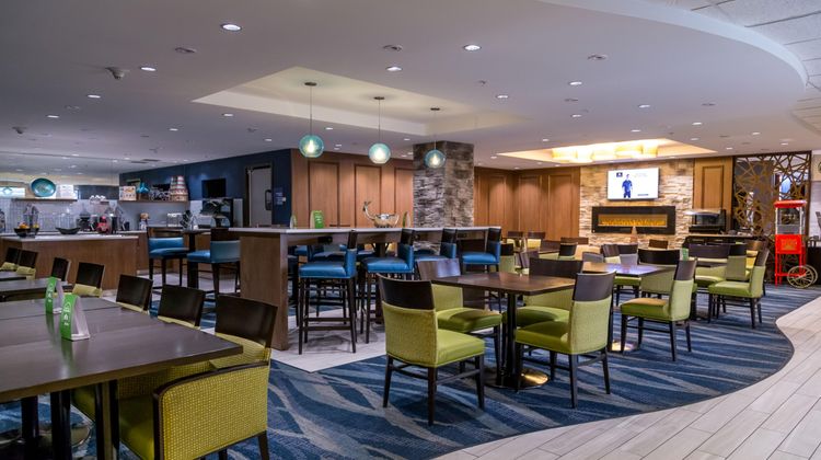 Holiday Inn & Suites Syracuse Airport Exterior