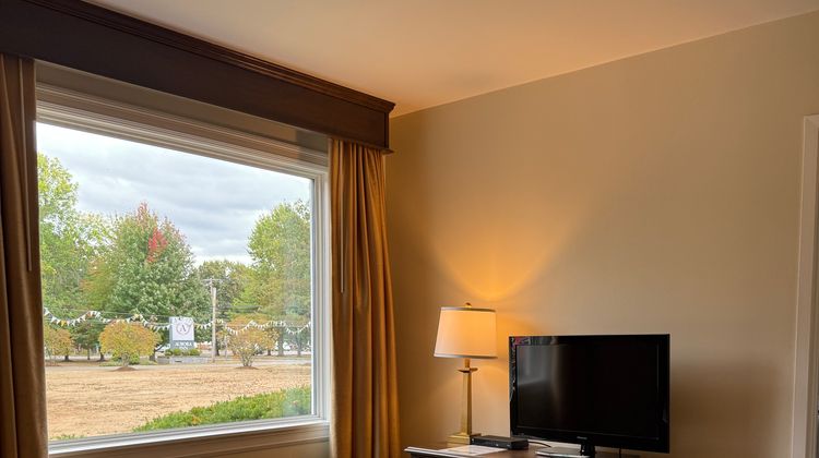 Aurora Inn Room