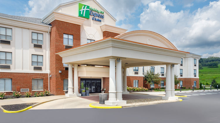 Holiday Inn Express & Suites Lancaster Exterior