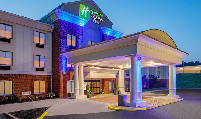 Holiday Inn Express & Suites Lancaster Exterior