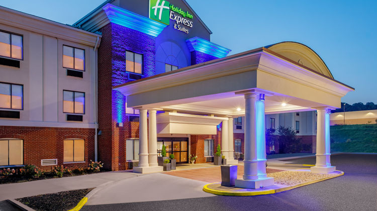 Holiday Inn Express & Suites Lancaster Exterior