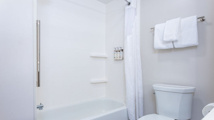 Holiday Inn Express & Suites Lancaster Room