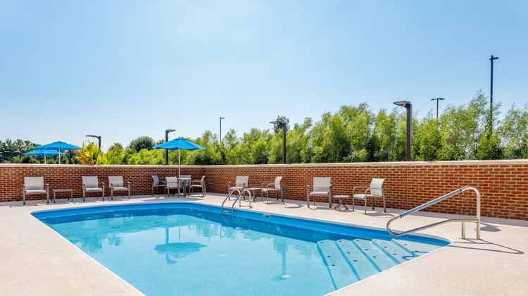 Holiday Inn Express & Suites Lancaster Pool