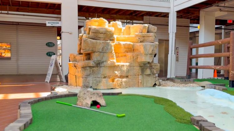 Holiday Inn Hotel & Suites Golf