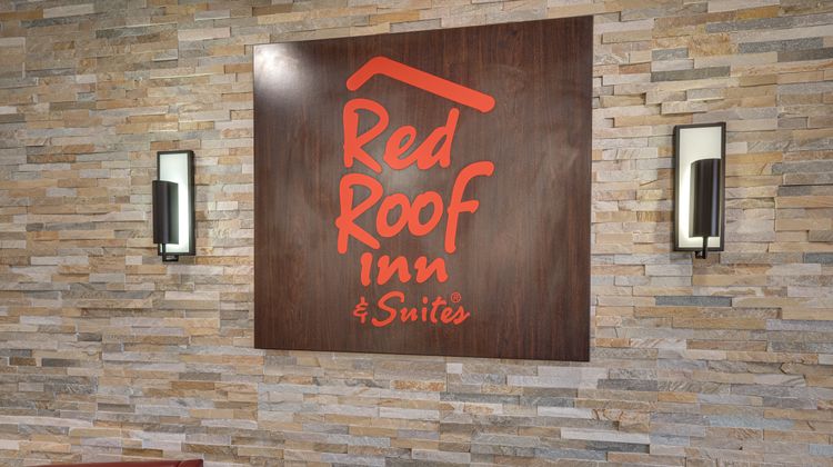 Red Roof Inn & Suites Newport Middletown Lobby