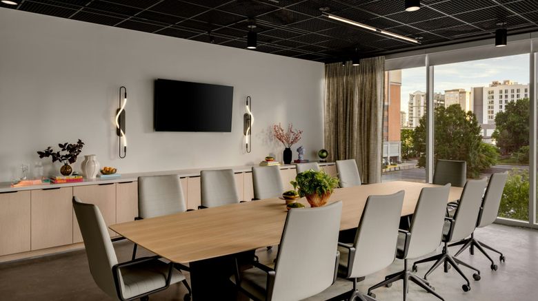 <b>Moxy Charlotte Downtown Meeting</b>. Images powered by <a href="https://www.leonardoworldwide.com/" title="Leonardo Worldwide" target="_blank">Leonardo</a>.