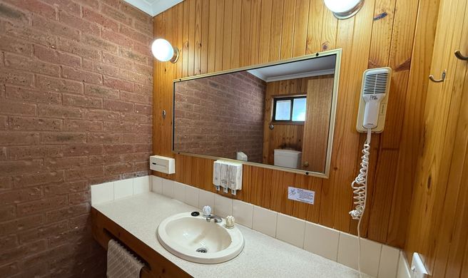 Country Roads Motor Inn Room