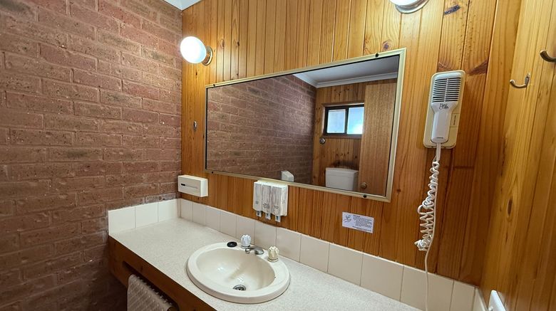 <b>Country Roads Motor Inn Room</b>. Images powered by <a href="https://www.leonardoworldwide.com/" title="Leonardo Worldwide" target="_blank">Leonardo</a>.