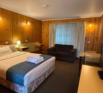 Country Roads Motor Inn Room