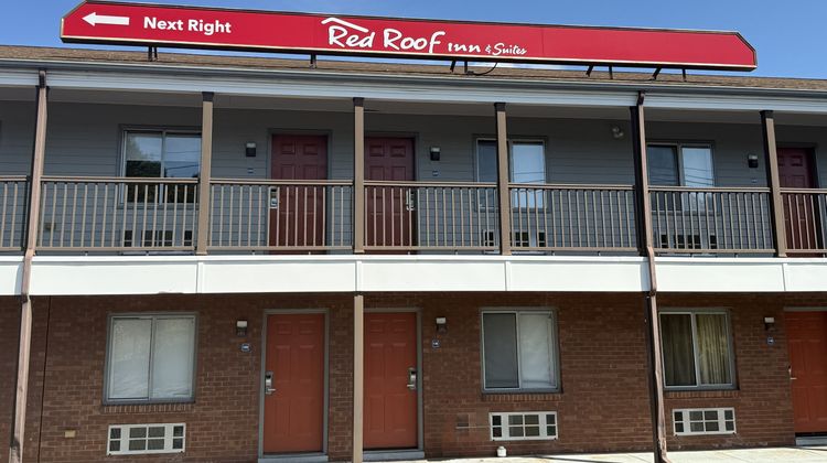 Red Roof Inn & Suites Swansea Exterior