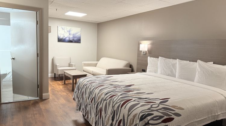 Red Roof Inn & Suites Swansea Suite