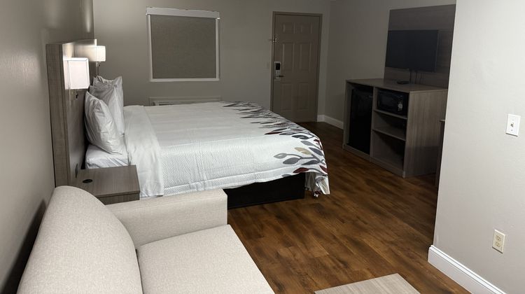 Red Roof Inn & Suites Swansea Suite