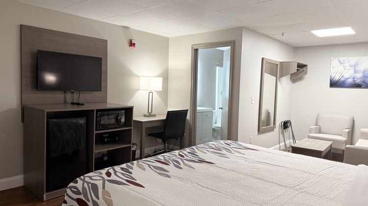 Red Roof Inn & Suites Swansea Suite