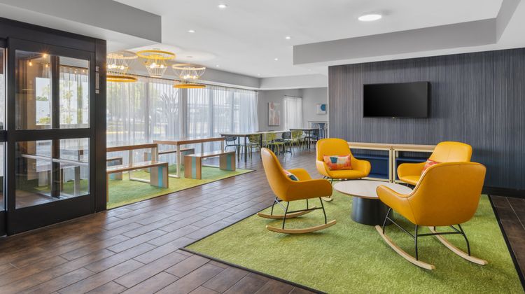 Spark by Hilton Bakersfield Central Lobby