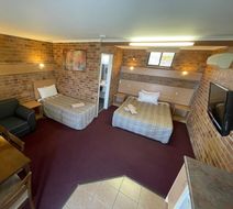 Tally Ho Motor Inn Room