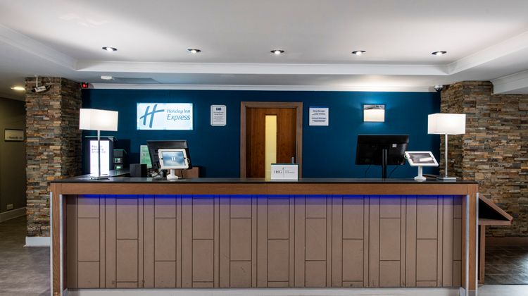 Holiday Inn Express Edinburgh Airport Exterior