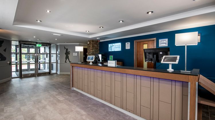 Holiday Inn Express Edinburgh Airport Exterior