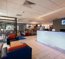 Holiday Inn Express Perth Exterior