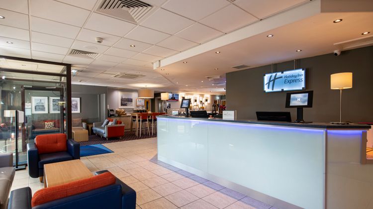Holiday Inn Express Perth Exterior