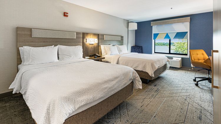 Holiday Inn Express & Stes Buford NE Suite