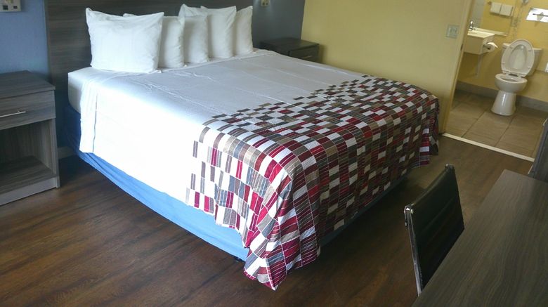 <b>Red Roof Inn Hampton Room</b>. Images powered by <a href="https://www.leonardoworldwide.com/" title="Leonardo Worldwide" target="_blank">Leonardo</a>.