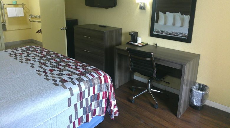 <b>Red Roof Inn Hampton Room</b>. Images powered by <a href="https://www.leonardoworldwide.com/" title="Leonardo Worldwide" target="_blank">Leonardo</a>.