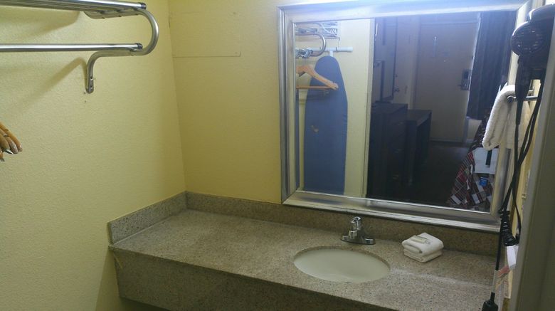<b>Red Roof Inn Hampton Room</b>. Images powered by <a href="https://www.leonardoworldwide.com/" title="Leonardo Worldwide" target="_blank">Leonardo</a>.