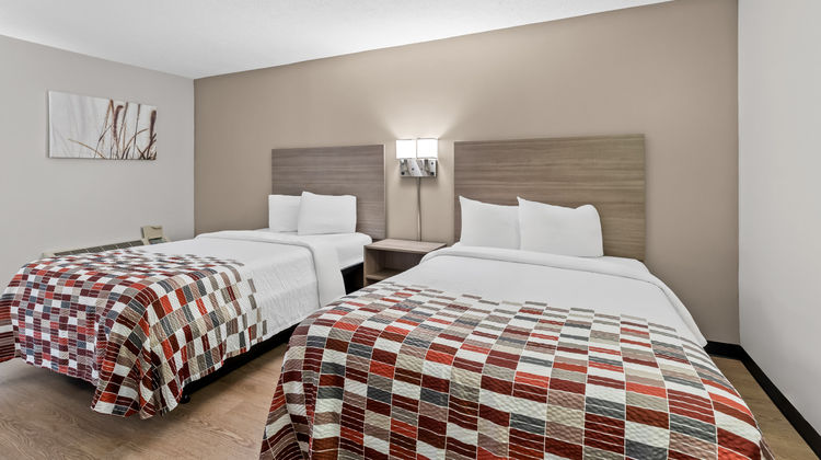 Red Roof Inn Cambridge, OH Room