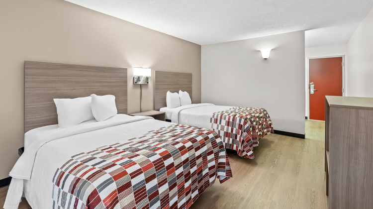 Red Roof Inn Cambridge, OH Room