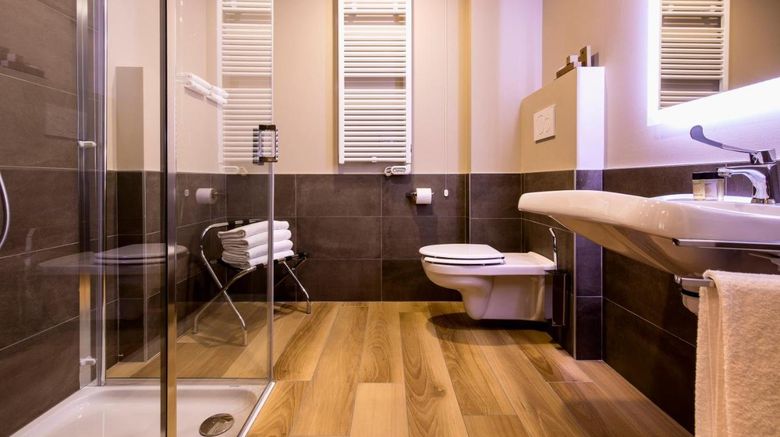 <b>43 Station Hotel Room</b>. Images powered by <a href="https://www.leonardoworldwide.com/" title="Leonardo Worldwide" target="_blank">Leonardo</a>.