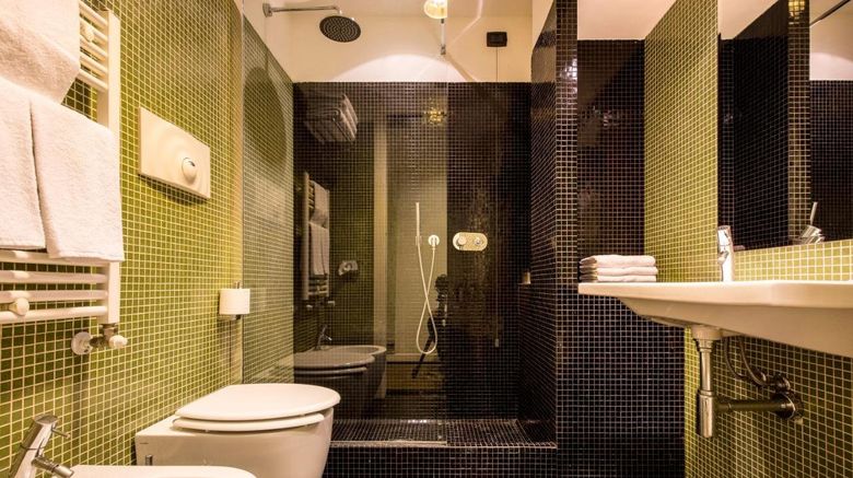 <b>43 Station Hotel Room</b>. Images powered by <a href="https://www.leonardoworldwide.com/" title="Leonardo Worldwide" target="_blank">Leonardo</a>.